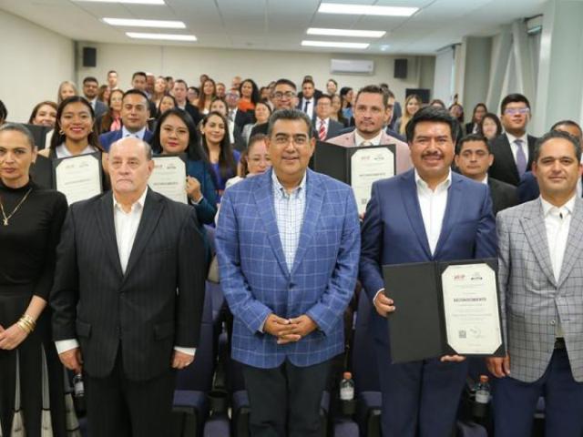 El gobernador Sergio Salomón encabeza ceremonia de entrega de reconocimientos a graduados del IAP