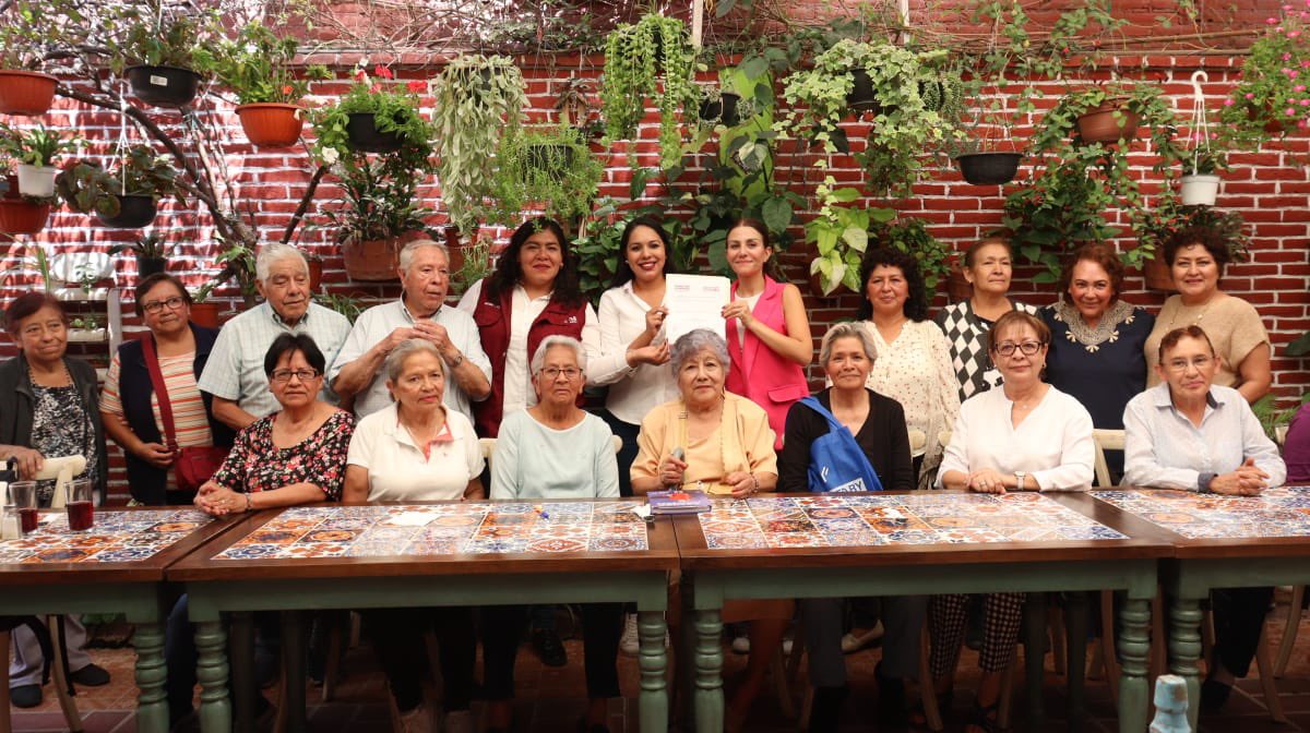 *Firma Tonantzin Fernández compromisos en favor de los adultos mayores de San Pedro Cholula*