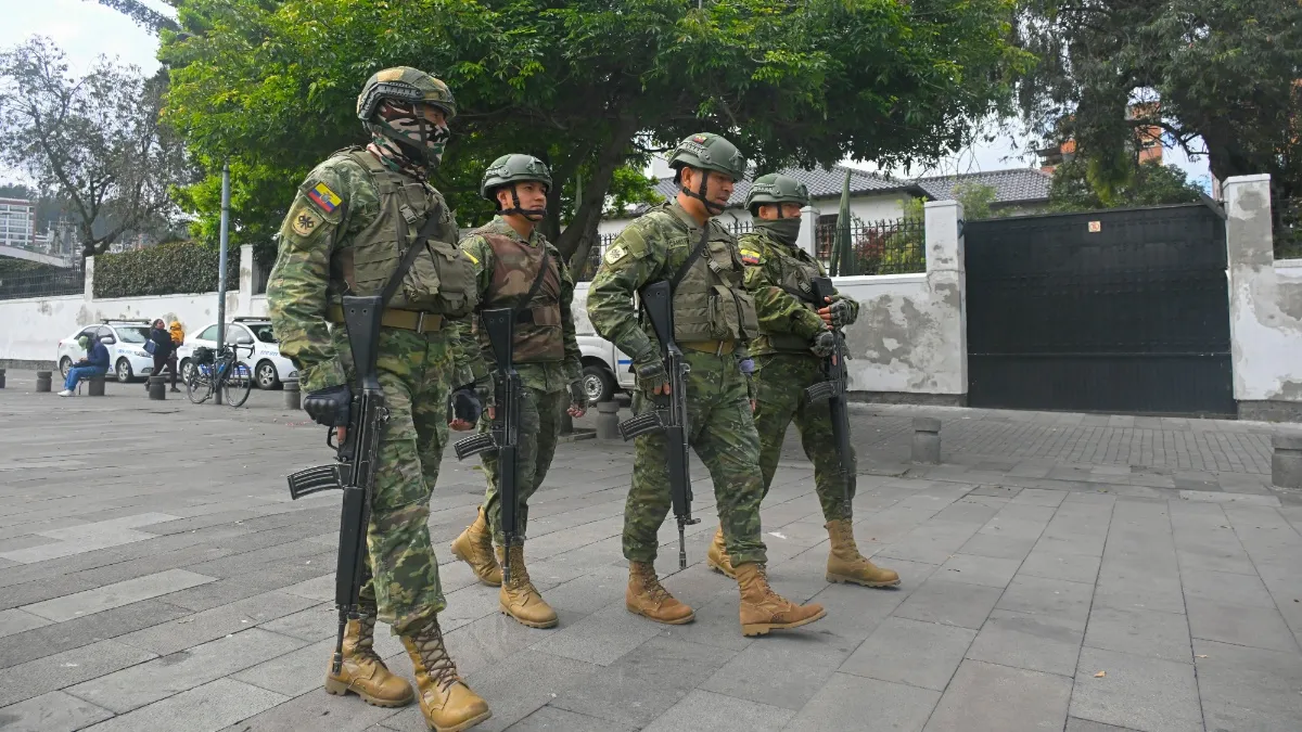 México pide a Suiza mediar conflicto con Ecuador