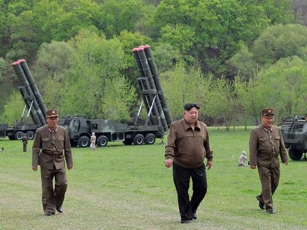 Kim supervisa pruebas de un lanzacohetes múltiple en Corea del Norte