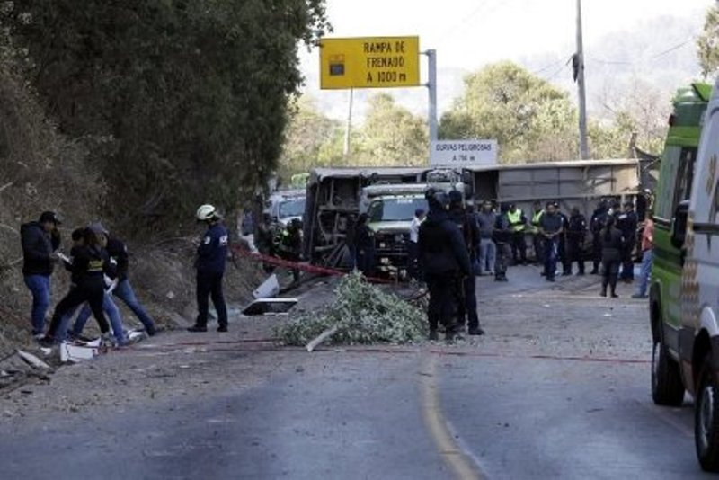Vuelca un autobús en el estado de México con saldo de 14 muertos