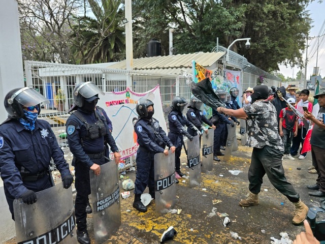A través de sus redes, el gobernador Salomón condena agresión a policías en protestas vs relleno sanitario
