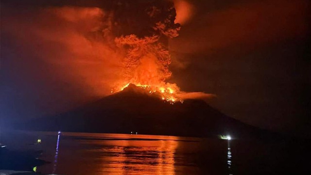 Captan impactante erupción de volcán en Indonesia; cientos de evacuados