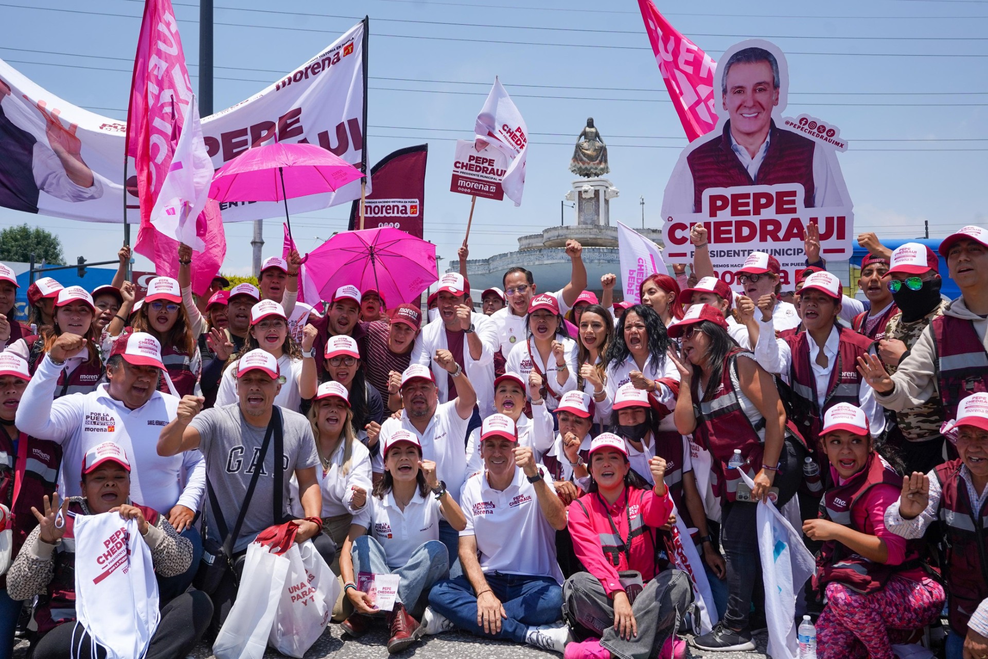 Pepe Chedraui, candidato a la Presidencia Municipal por la Coalición Seguiremos Haciendo Historia en Puebla, convivió con las y los poblanos en el crucero de la China Poblana,