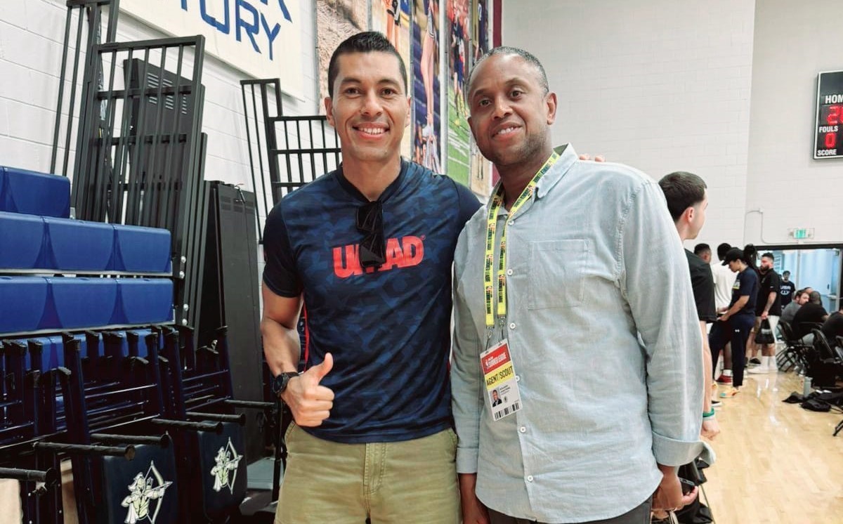 Juan Manuel Solano, coach de UMAD, asiste a clínica con entrenadores NBA
