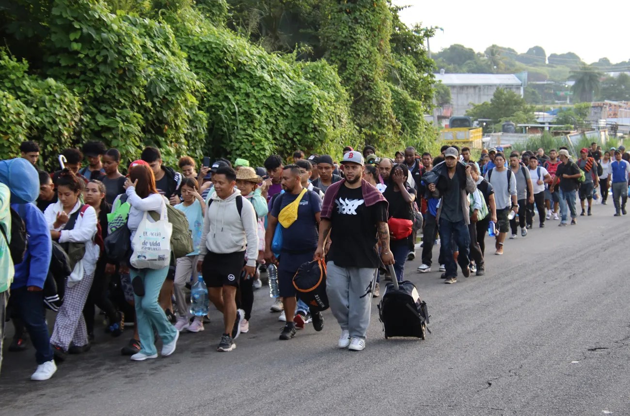 Caravana migrante sale desde Tapachula por falta de empleo y seguridad