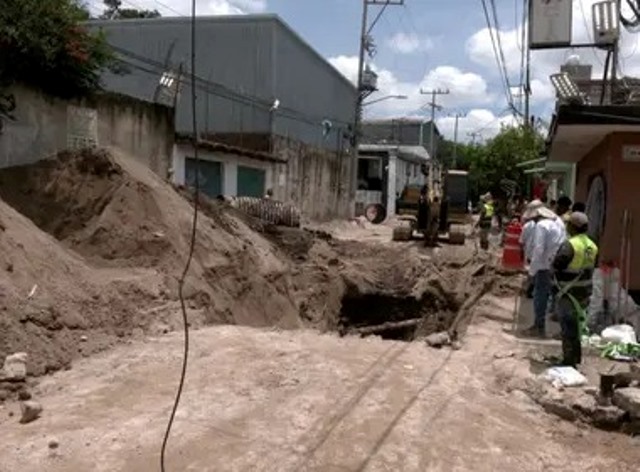 Avanza la reparación del socavón que amenaza viviendas en La Duraznera, Jalisco