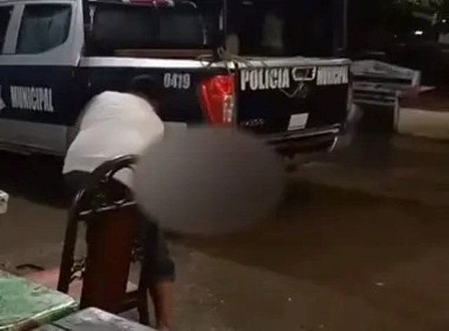 Acusan a policía de golpear a perrito con un palo hasta matarlo