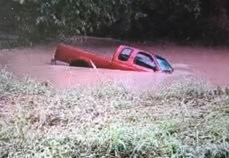 Hombre muere dentro de su camioneta tras inundación en Veracruz