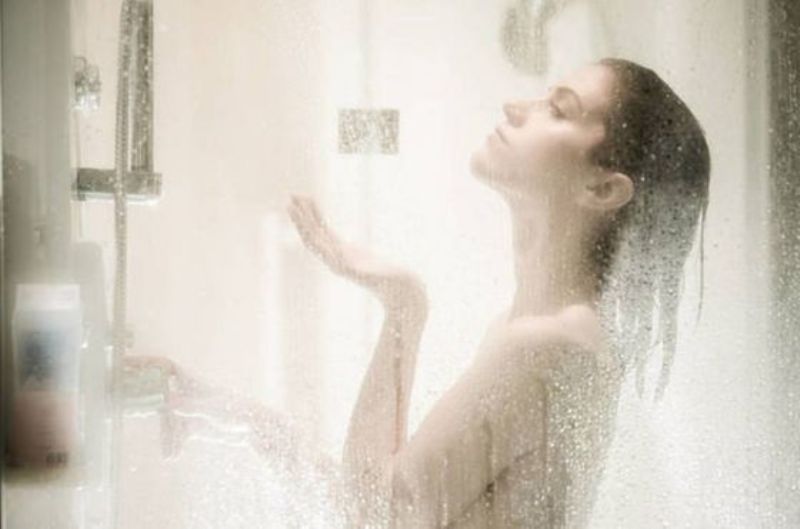 ¿Por qué deberías evitar bañarte con agua muy caliente?