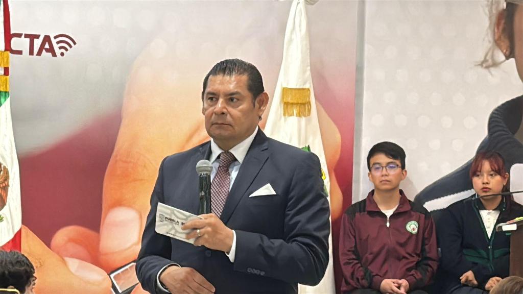 Alejandro Armenta entrega 79 mil becas de conectividad