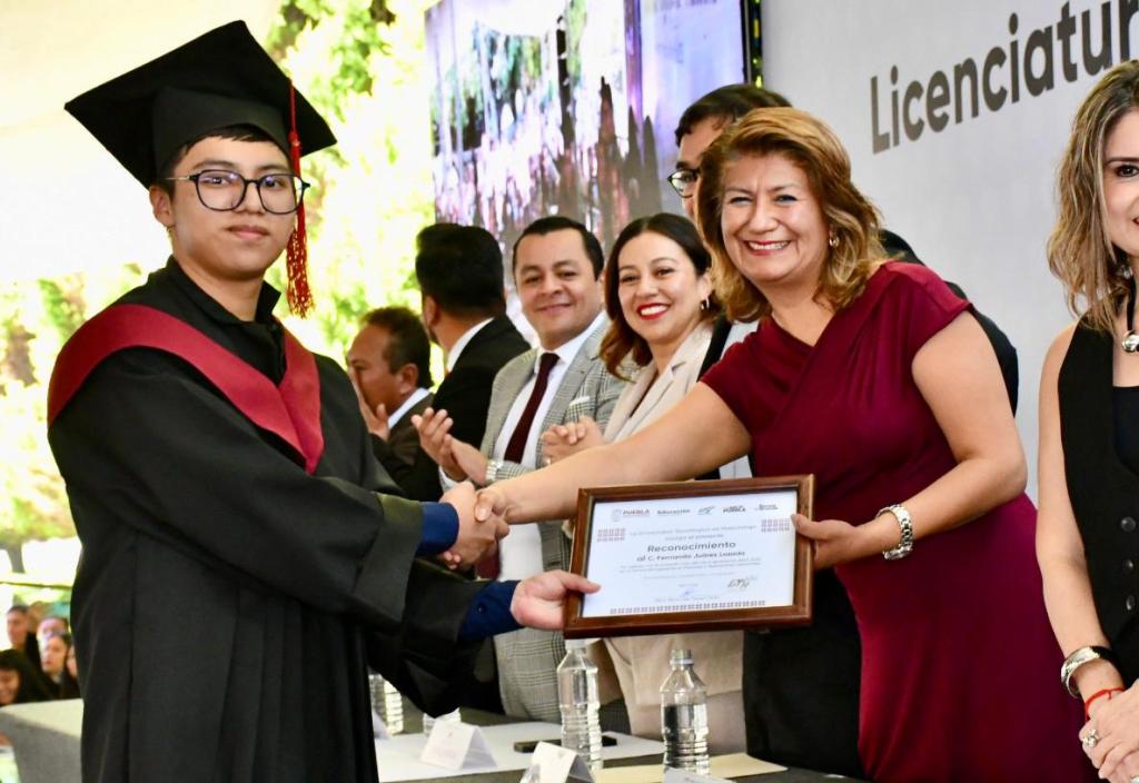 UTH egresa 628 profesionistas y reafirma consolidación en la formación de talento