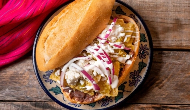 Receta para hacer una torta de chilaquiles como en el puesto de la esquina