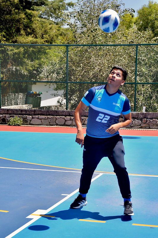 BUAP.-De la calle a Noruega, estudiante BUAP representará a México en copa mundial de street soccer