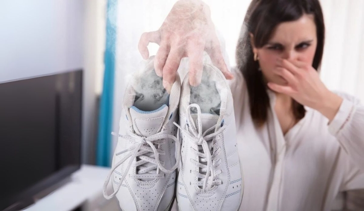 Descubre el truco casero más efectivo para eliminar el mal olor de los zapatos