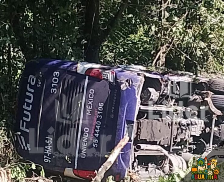 Autobús línea Futura cayó al fondo de un barranco en Huauchinango