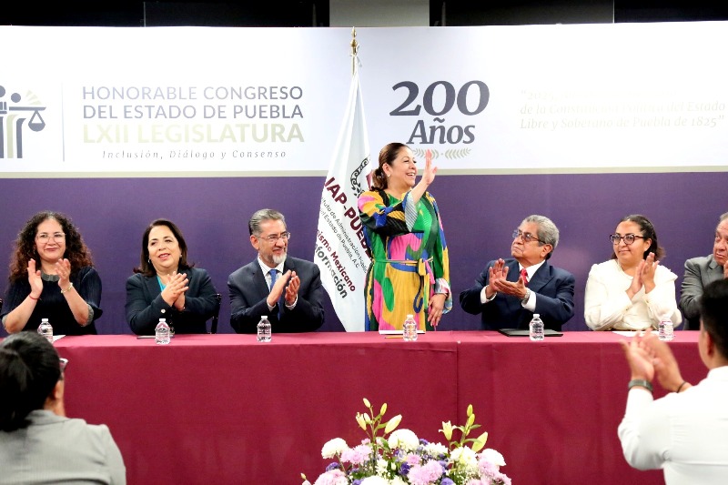 IAP celebra ceremonia de grado en el Congreso del Estado