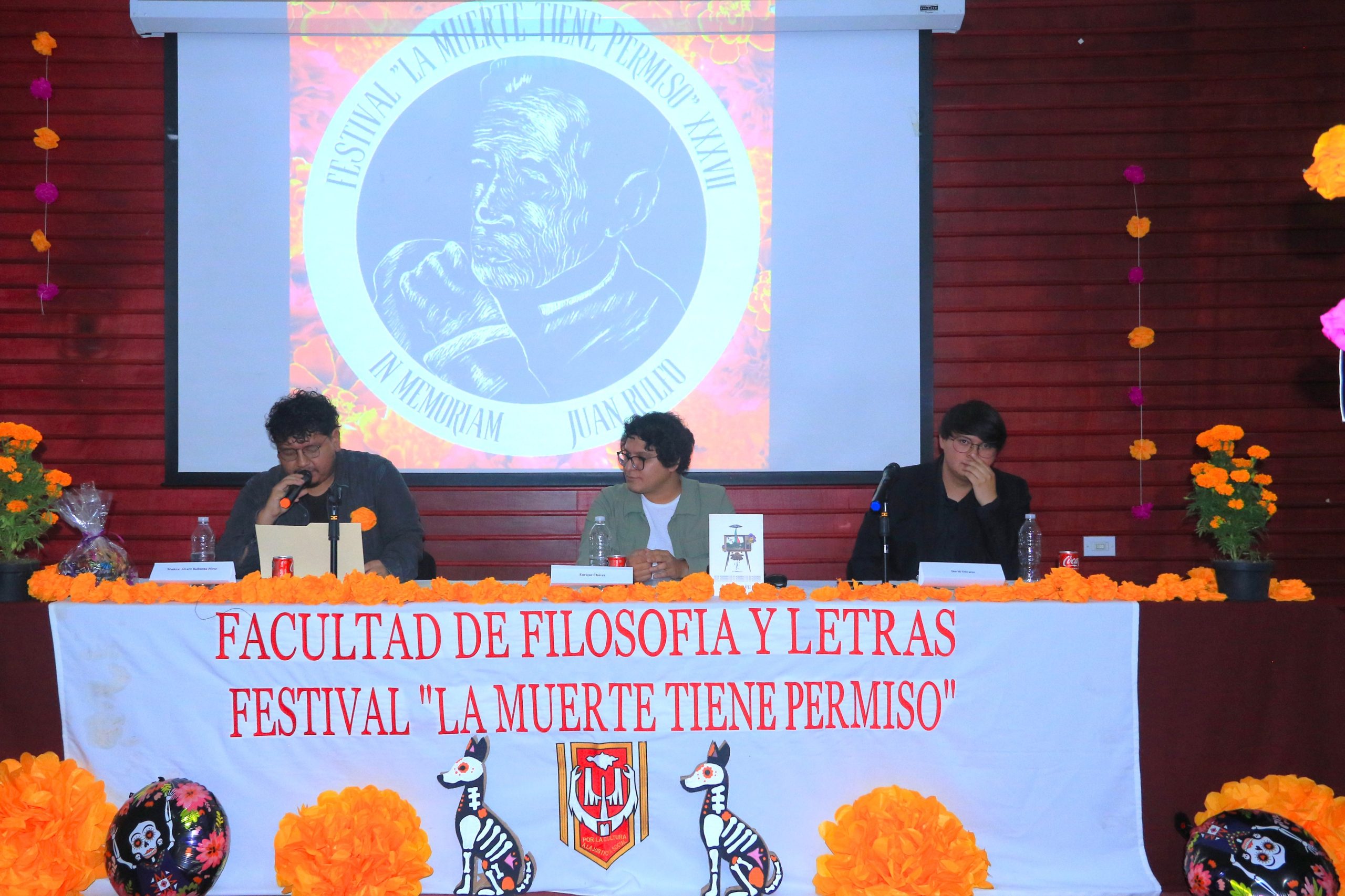 29 Presentaron su obra los escritores David Olivares y Enrique Chávez y reciben premiación ganadores del concurso de calaveritas literarias (1)