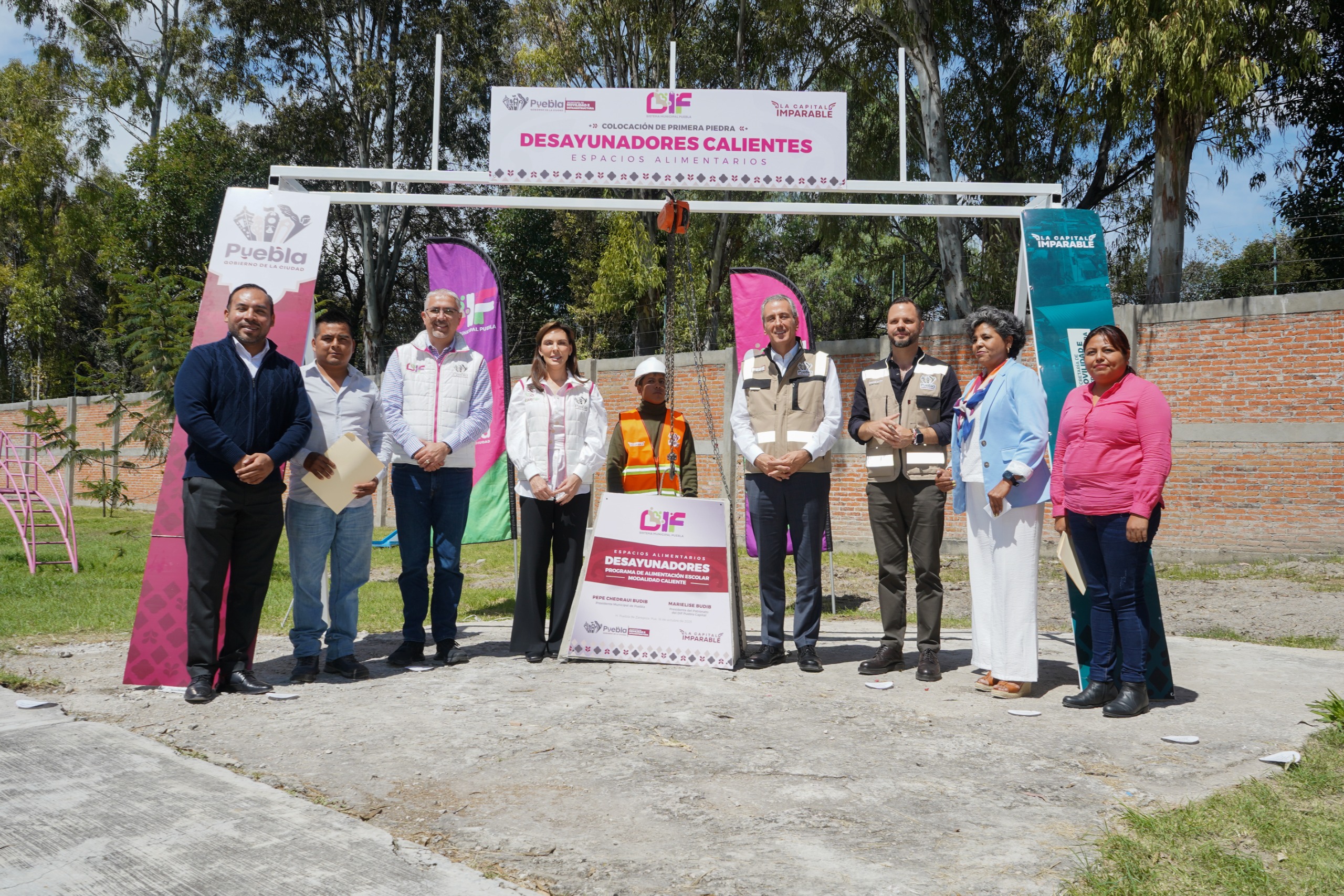 MariElise Budib y Pepe Chedraui colocan la primera piedra de desayunadores escolares transitorios