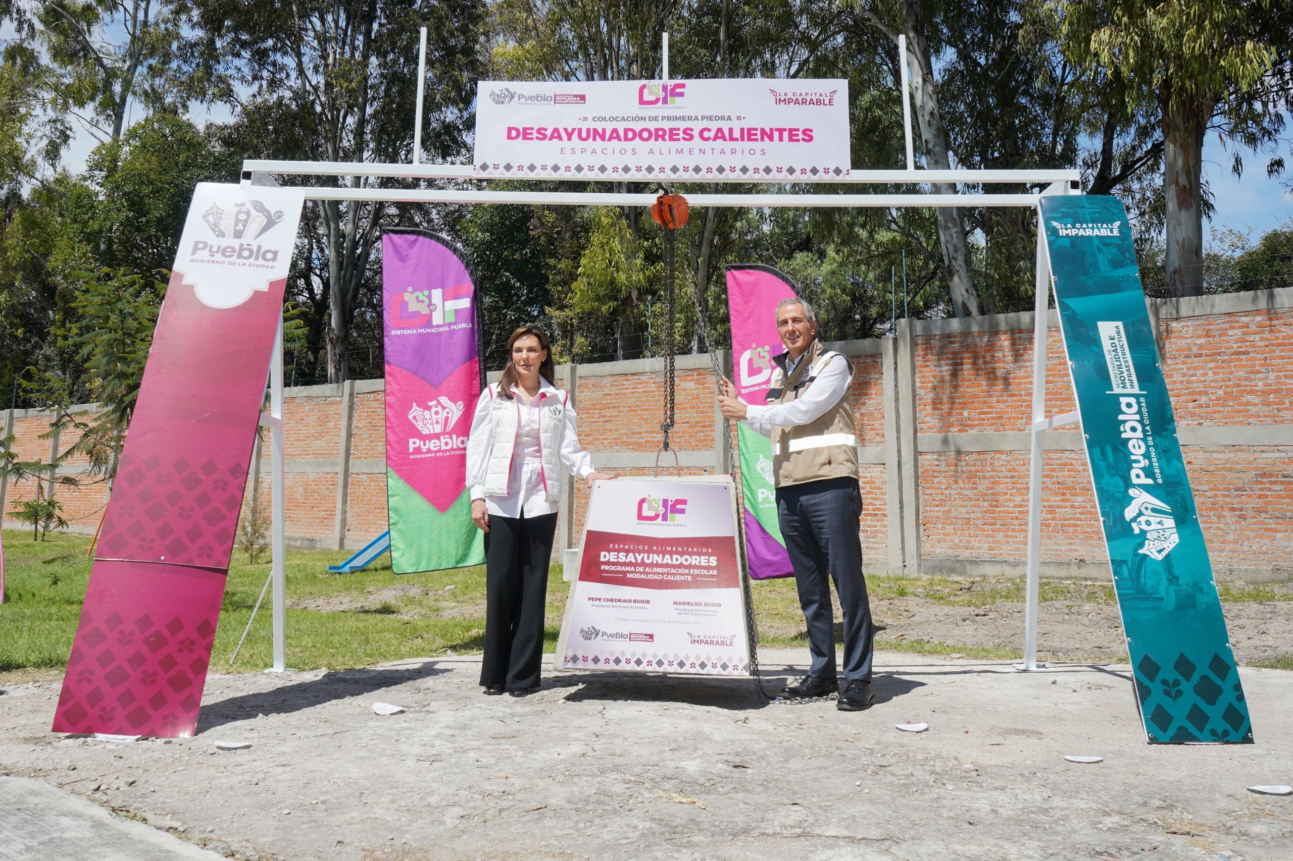MariElise Budib y Pepe Chedraui colocan la primera piedra de desayunadores escolares transitorios