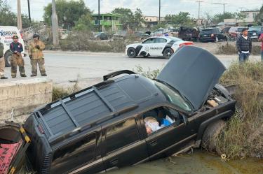 Abogado muere tras perder el control y caer a canal pluvial en Matamoros