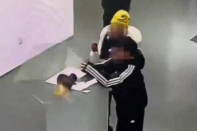 ¿Quién paga? Niño tira corona de oro en museo y provoca daños millonarios