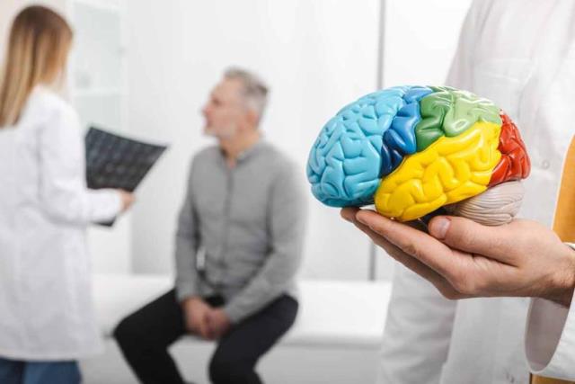 El tiempo que perdemos lo gana el Alzheimer: una enfermedad que también desgasta a quienes cuidan