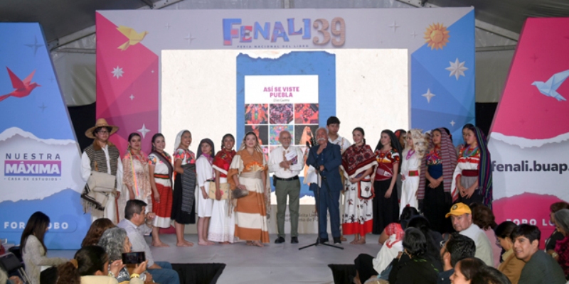 BUAP.-Presentan Así se viste Puebla, del maestro Elías Guerra en la FENALI 39