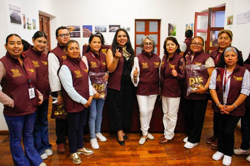 En San Pedro Cholula,  Tonantzin Fernández entrega uniformes a personal del DIF Municipal