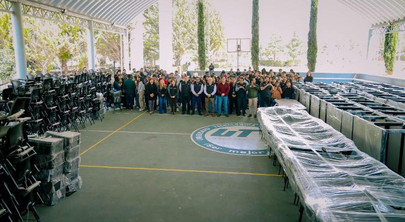 Fortalece la UTTECAM espacios educativos con nuevo mobiliario