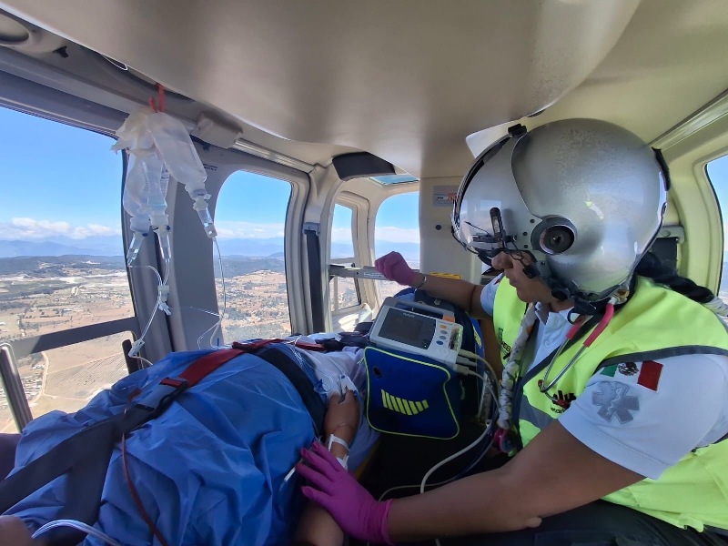 Traslado aéreo logra atención inmediata a mujer embarazada desde Huauchinango