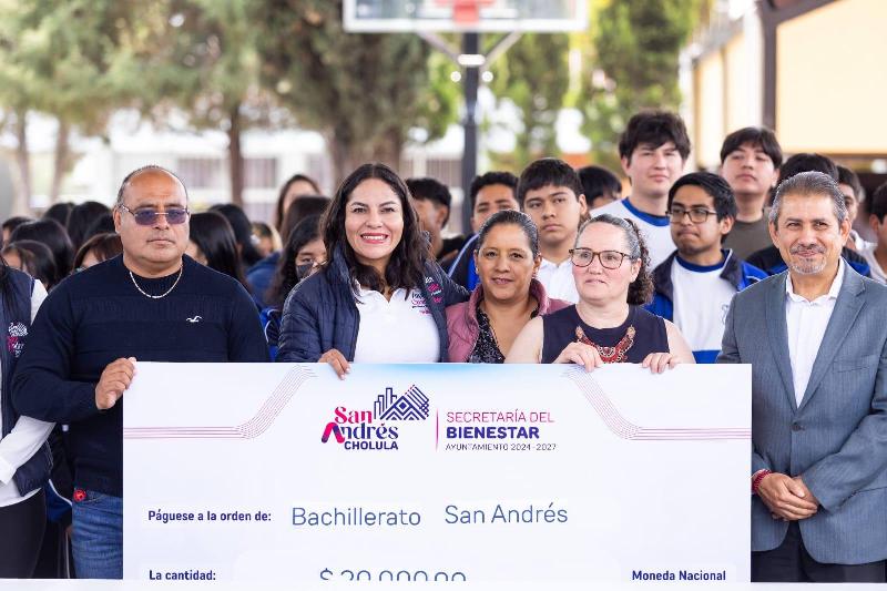 Entrega Lupita Cuautle apoyos económicos para fortalecer la educación en San Andrés Cholula