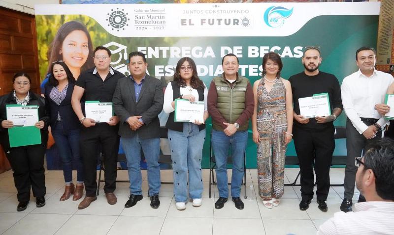 Reciben becas del 100 por ciento estudiantes de UTH por destacado desempeño académico