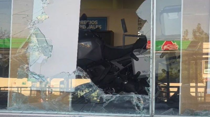 SSC y FGE iniciaron investigaciones tras cristalazo a agencia de motos