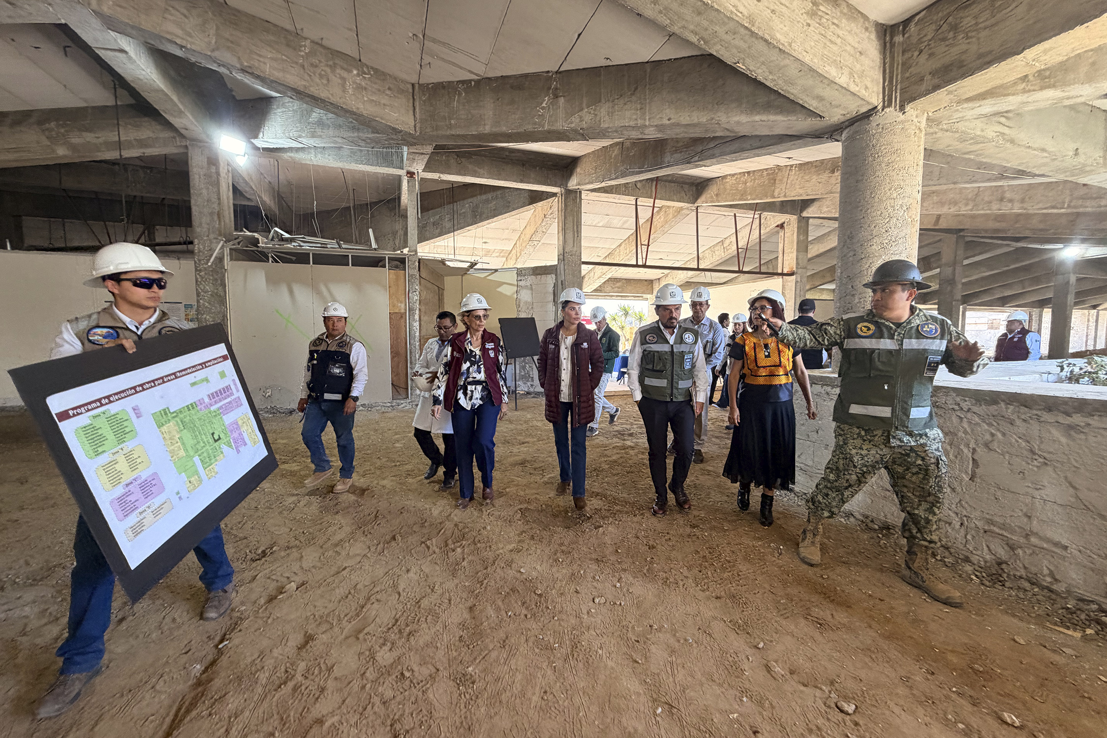 Zoé Robledo y gobernadora Marina del Pilar Ávila supervisan trabajos de remodelación del Hospital de San Quintín  