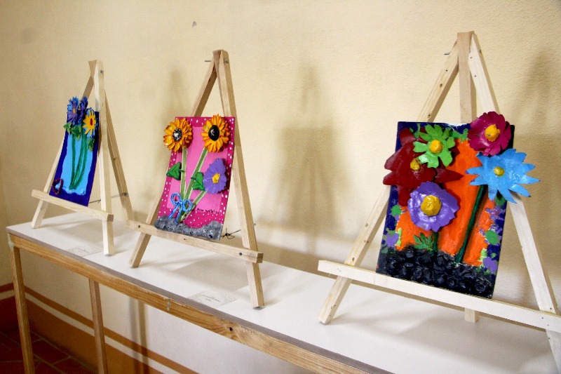 Niñas, niños y jóvenes de Xoxtla exponen obras de cartonería en Centro Histórico