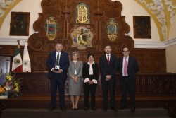 REDDU ENTREGA EN LA BUAP PRESEA “DR. JORGE CARPIZO” AL RECTOR DE LA UABC