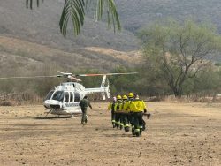 Gobierno Estatal despliega operativo aire-tierra para contener incendio forestal en Cohetzala