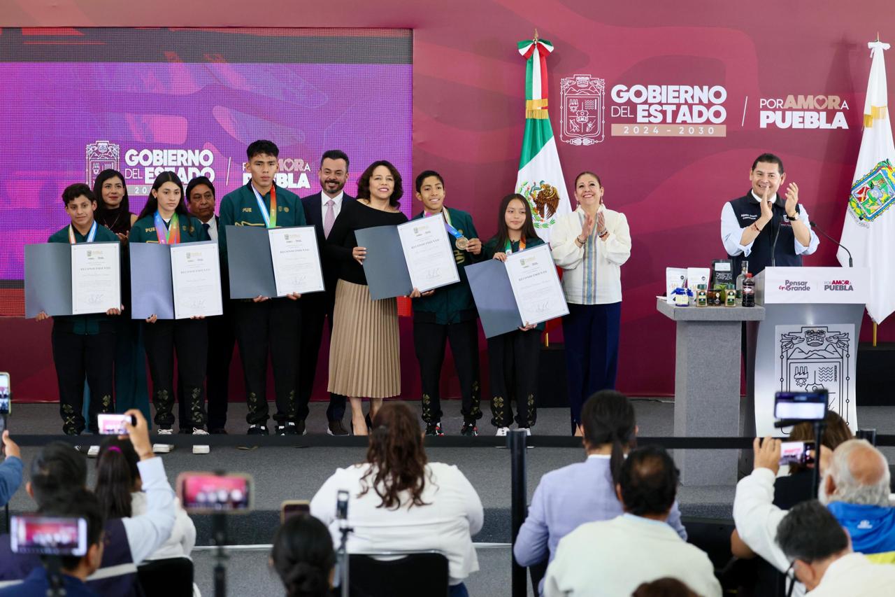Gobierno Estatal premia esfuerzo de atletas poblanos en Olimpiada CONADE 2026