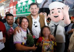 Convivencia y cercanía del gobernador Armenta Mier en la Feria de Puebla