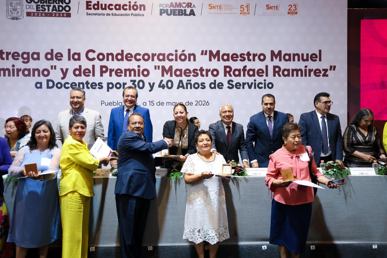 Reconoce SEP trayectoria a casi 2 mil docentes por 30 y 40 años de servicio