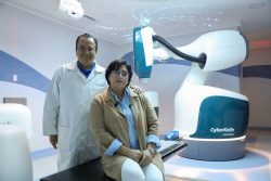 IMSS logra preservar visión de paciente con cáncer ocular mediante tecnología de alta precisión