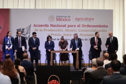Justicia para el campo: Gobierno de México y sector privado firman Acuerdo Nacional para el precio justo del jitomate
