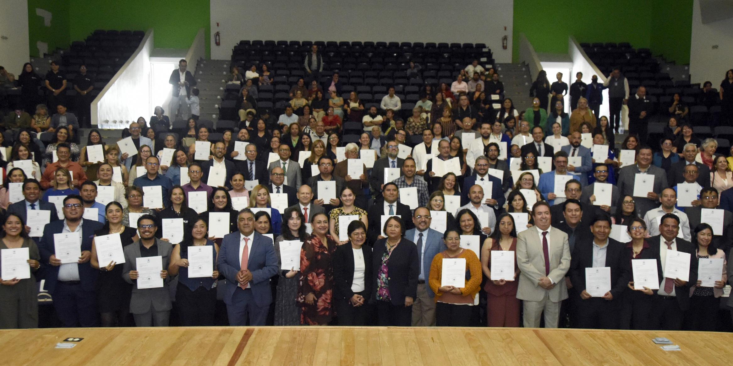 LILIA CEDILLO ENTREGA DEFINITIVIDADES A DOCENTES PARA FORTALECER SU ESTABILIDAD LABORAL