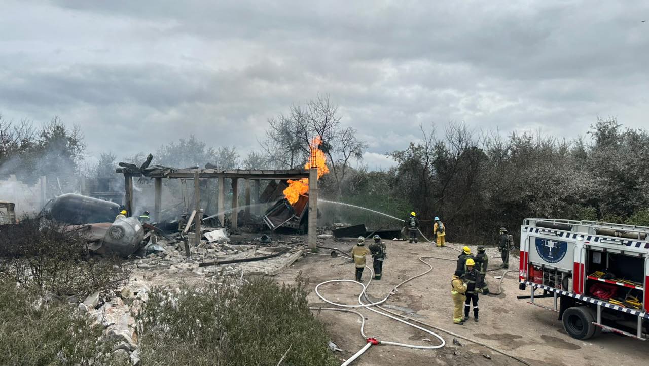 EXPLOSIÓN EN TEPEACA PROVOCA EVACUACIÓN DE CASI 2 MIL PERSONAS Y DEJA TRES LESIONADOS