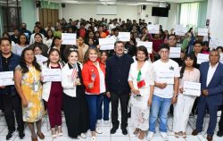 Entrega UTH becas alimenticias, académicas y deportivas; 203 estudiantes beneficiados