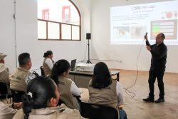 Fortalece Salud combate al dengue con capacitación en control larvario