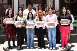 Estudiantes de Tlaltenango reciben becas para continuar sus estudios en la UTH