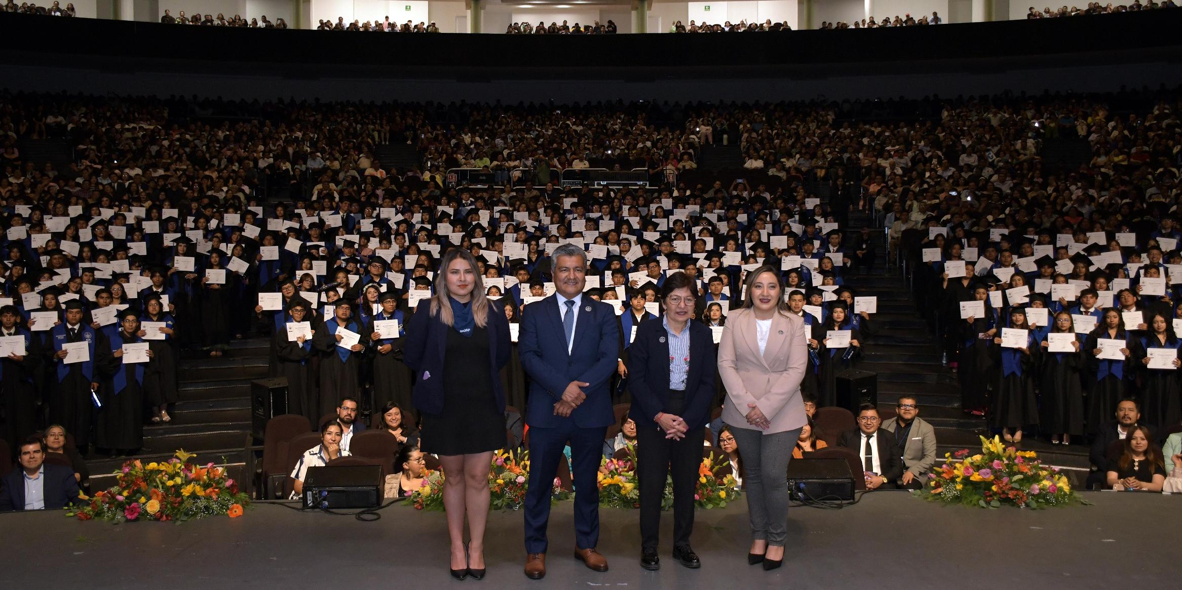 LILIA CEDILLO ACOMPAÑA A ESTUDIANTES DEL COMPLEJO REGIONAL CENTRO EN SU GRADUACIÓN