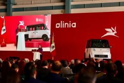 Claudia Sheinbaum presenta el vehículo eléctrico Olinia 1